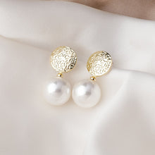 Load image into Gallery viewer, Elegant Gold Pearl Earrings
